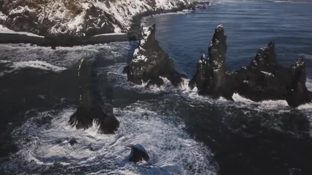 Luchtfoto Van Zwarte Zand Strand Met Basalt Rotsformaties Trolls Tenen — Stockvideo