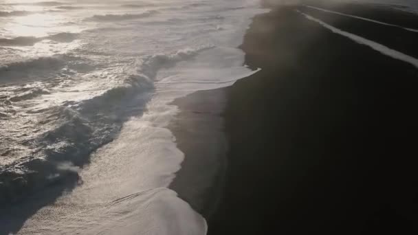 Flygfoto Över Vackra Havet Med Stora Vågor Solnedgången Island — Stockvideo