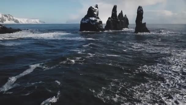 Vue Aérienne Plage Sable Noir Avec Des Formations Roche Basaltique — Video