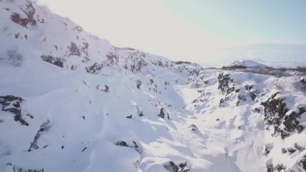 Drone Πετώντας Πάνω Από Χιόνι Που Καλύπτει Χειμώνα Βραχώδη Κοιλάδα — Αρχείο Βίντεο