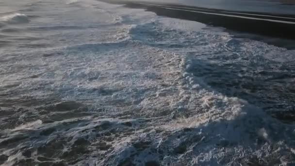 Vista Aérea Del Hermoso Océano Con Grandes Olas Islandia — Vídeo de stock