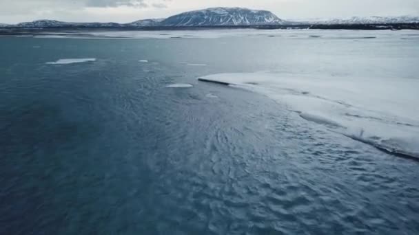 Вид Воздуха Красивое Зимнее Озеро Льдом Днем Исландия — стоковое видео