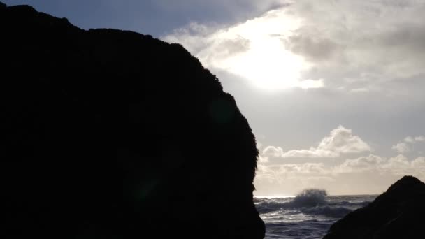 Vista Della Spiaggia Sabbia Nera Formazioni Rocciose Basalto Troll Dita — Video Stock