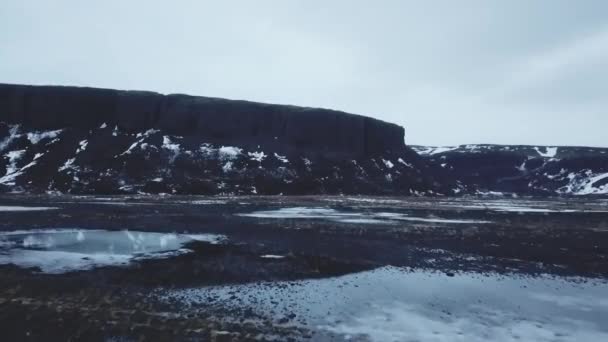 Vue Aérienne De Grandes Montagnes Et De Crêtes En Hiver Avec Réflexions, Islande  