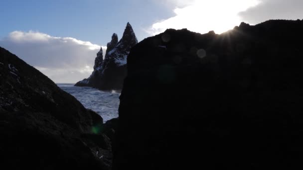 Vista Della Spiaggia Sabbia Nera Formazioni Rocciose Basalto Troll Dita — Video Stock