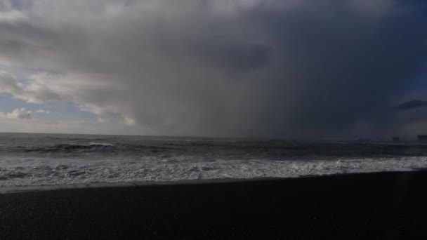 Vista Della Spiaggia Sabbia Nera Rivela Formazioni Rocciose Basalto Troll — Video Stock