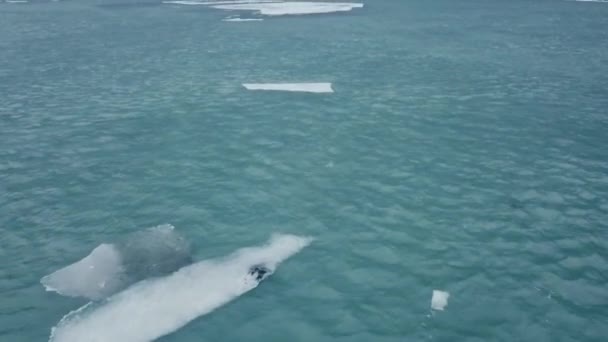 Vista Aérea Del Hermoso Lago Invierno Con Hielo Durante Día — Vídeos de Stock