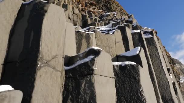 Weergave Van Black Sand Beach Basalten Zuilen Overdag Ijsland — Stockvideo