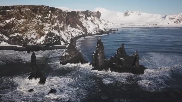 Vue Aérienne Plage Sable Noir Avec Des Formations Roche Basaltique — Video