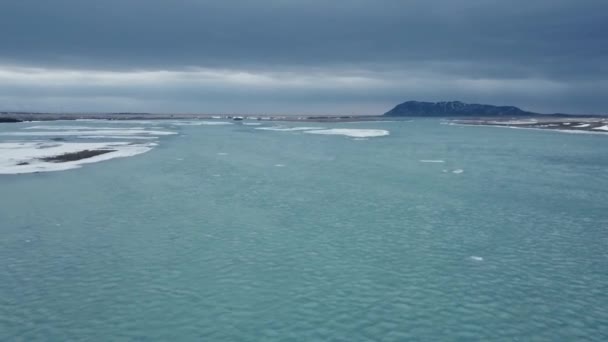 Vista Aérea Del Hermoso Lago Invierno Con Hielo Durante Día — Vídeo de stock