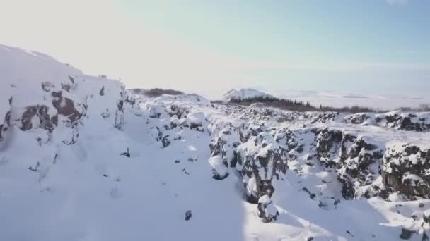 Drone Létající Nad Sníh Zahrnuty Zimní Rock Valley Dne Island — Stock video