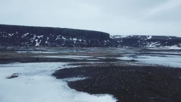 Vue Aérienne De Grandes Montagnes Et De Crêtes En Hiver Avec Réflexions, Islande  