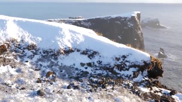 晴れた日に アイスランドの巨大な山の岩のアーチを明らかに上空からの眺め — ストック動画