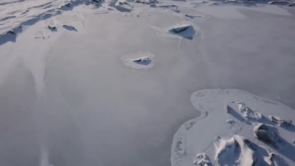 アイスランド冬の山と氷河の下に凍結する湖の空撮 — ストック動画