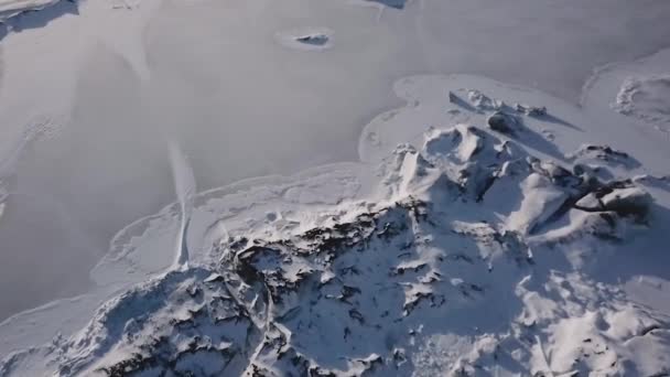 冰岛冬季山地冰川底部冰冻湖泊鸟瞰图 — 图库视频影像