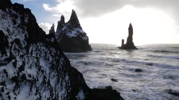 Vista Black Sand Beach Basalt Rock Formations Trolls Toes Daytime — Vídeo de Stock