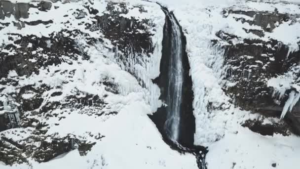 Luftaufnahme Eines Hohen Wasserfalls Während Eines Wintertages Auf Island — Stockvideo