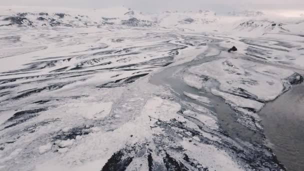Αεροφωτογραφία Του Χιονιού Που Καλύπτει Την Ισλανδία Βουνά Και Ρέει — Αρχείο Βίντεο