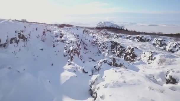 Drone Volando Sobre Nieve Cubierto Winter Rock Valley Durante Día — Vídeo de stock