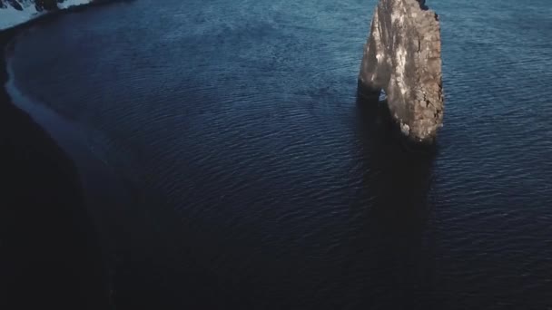 アイスランド冬の昼間の写真 Hvitserkur 岩の空撮 — ストック動画