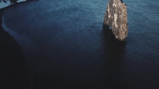 Luchtfoto Van Hvitserkur Rotsformatie Overdag Winter Ijsland — Stockvideo