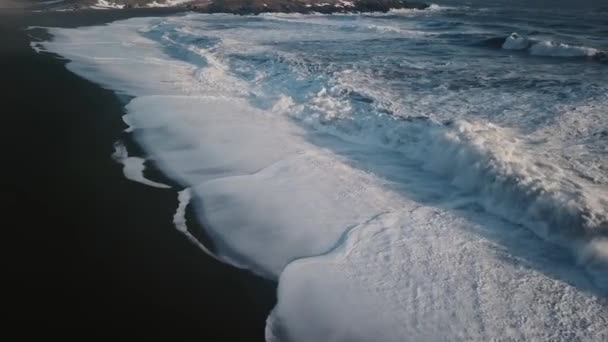 Vista Aérea Bela Costa Oceano Com Grandes Ondas Islândia — Vídeo de Stock