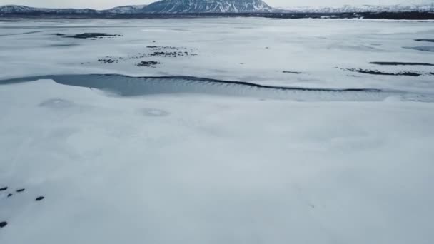 Vista Aérea Del Hermoso Lago Invierno Con Hielo Durante Día — Vídeo de stock
