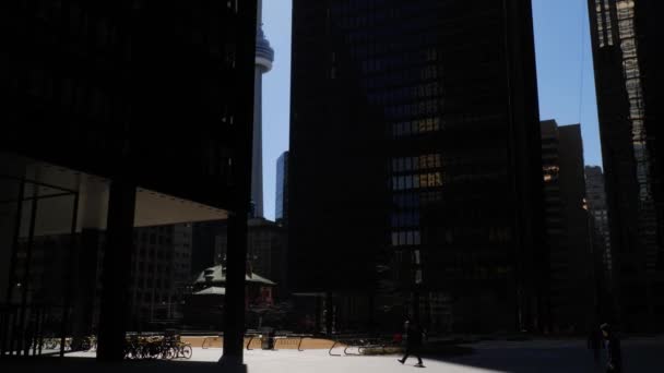 Güneşli Bir Gün Iki Uzun Boylu Şehir Ofis Binaları Ile — Stok video