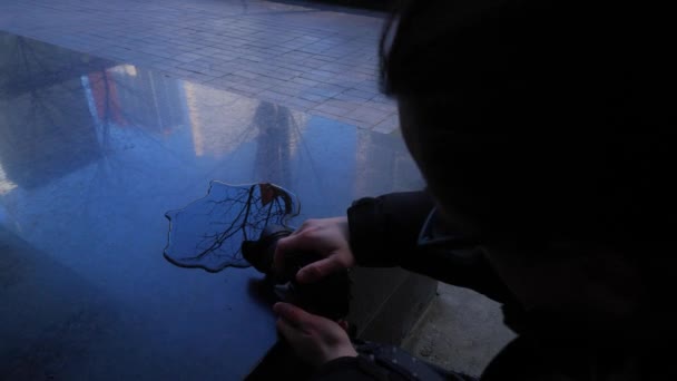 Fotógrafo Masculino Capturando Tomas Agua Creativas Repisa Granito — Vídeo de stock