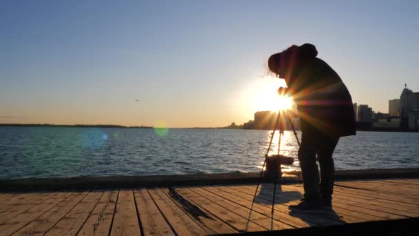 三脚と日没時トロントの街並みの写真をデジタル一眼レフ カメラ撮る写真家 — ストック動画