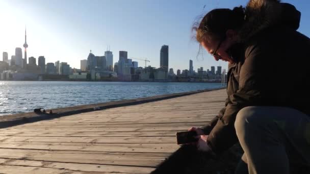 男摄影师白天用手机拍照多伦多城市 — 图库视频影像