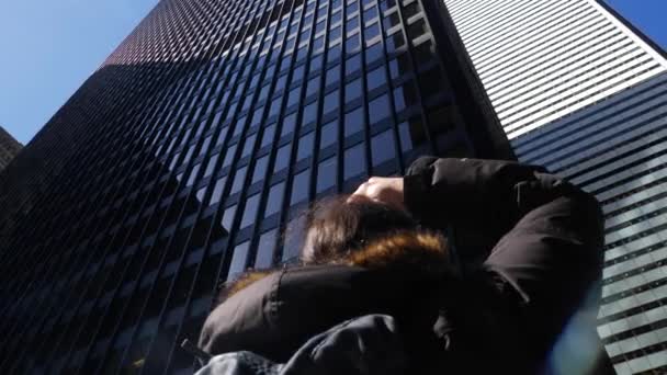 昼間で高層事務所建物の男性カメラマン撮影写真 — ストック動画