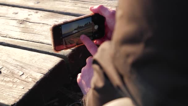 Erkek Fotoğrafçı Alarak Fotoğraf Ile Hareket Eden Telefon Gündüz Toronto — Stok video