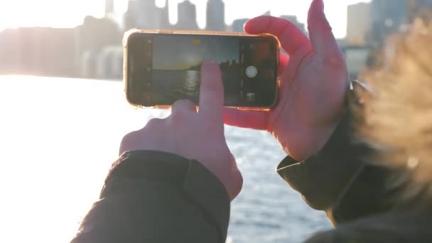 Männlicher Fotograf Fotografiert Toronto Stadt Bei Tag Mit Handy — Stockvideo