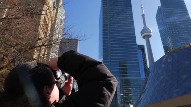 Fotograf Mężczyzna Biorąc Zdjęcie Tower Toronto Downtown Ciągu Dnia — Wideo stockowe