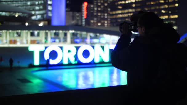 Manlig Fotograf Bild Toronto Tecken Vid Stadshuset Natten — Stockvideo