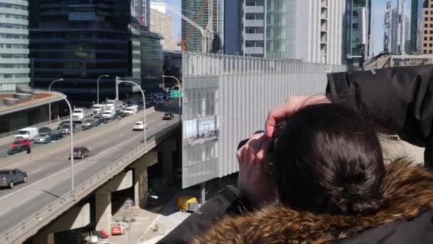 男摄影师白天在多伦多市中心拍照 — 图库视频影像