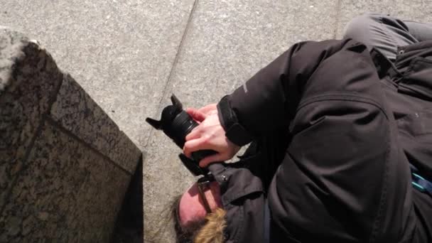 Fotógrafo Masculino Deitado Chão Tirando Fotos Criativas Durante Dia — Vídeo de Stock