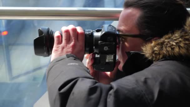 Fotograf Mężczyzna Biorąc Zdjęcie Chodnik Przez Przełęcz Centrum — Wideo stockowe