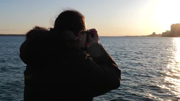 Mannelijke Fotograaf Zitten Fotograferen Met Dslr Camera Van Toronto Skyline — Stockvideo