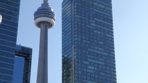 塔与两个高大的市中心办公楼在阳光明媚的一天 — 图库视频影像