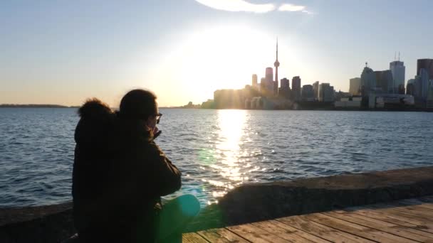 Toronto Cityscape Dslr Kamera Ile Fotoğraf Çekmek Oturan Erkek Fotoğrafçı — Stok video