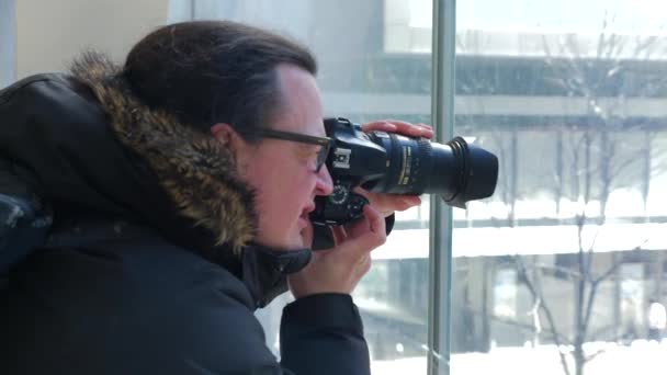 Чоловічий Фотограф Який Фотографує Прохід Центрі Міста — стокове відео