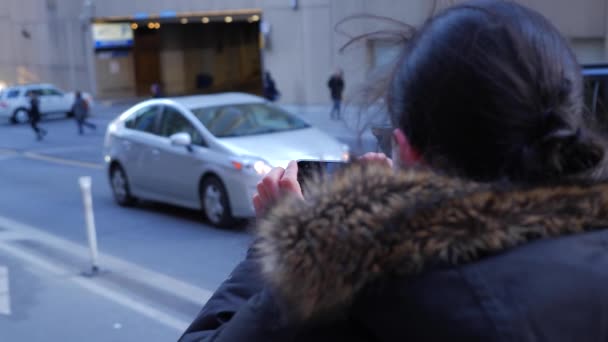 昼間でモバイルのスマート デバイスとダウンタウンの忙しい通りの男性カメラマン撮影写真 — ストック動画