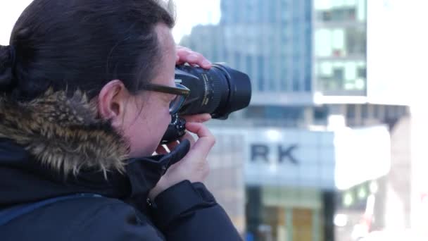 Närbild Manlig Fotograf Tar Bilder Downtown — Stockvideo