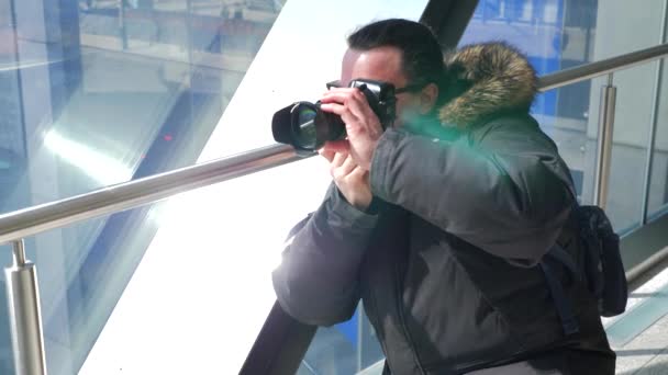 Mužské Fotograf Pořizování Foto Chodníku Přes Průsmyk Centru Města — Stock video