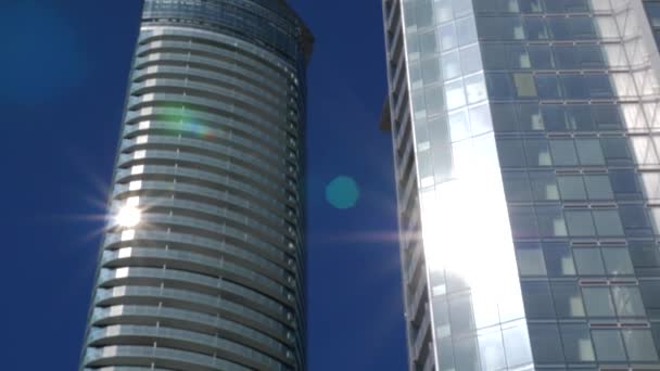 S'incliner pour révéler le grand immeuble de condo du centre-ville pendant la journée 