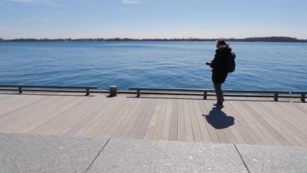 Mężczyzna Fotograf Krótkiego Spaceru Wzdłuż Promenady Nabrzeża Robienia Zdjęć Ciągu — Wideo stockowe