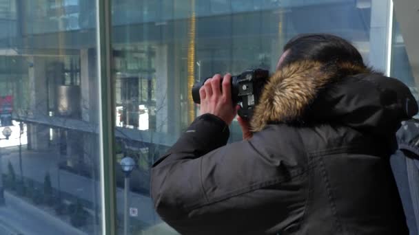 男摄影师拍照在人行道上通过在市中心 — 图库视频影像