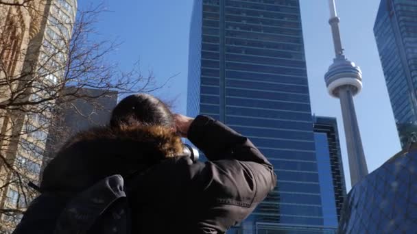 Manlig Fotograf Att Foto Tower Toronto Downtown Dagtid — Stockvideo